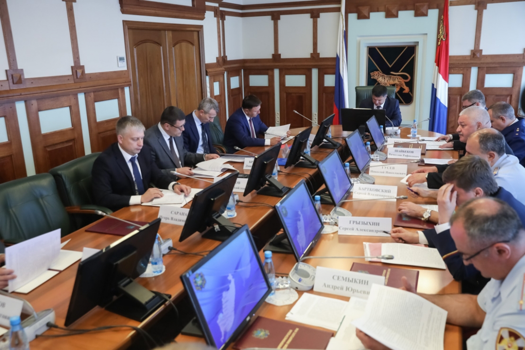 Фото заседания АТК, на фото изображены члены антитеррористической комиссии Приморского края.