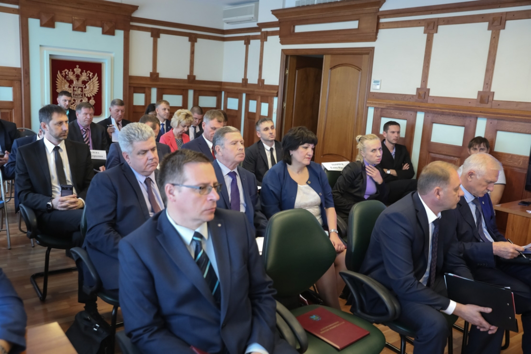 Фото заседания АТК, на фото изображены члены антитеррористической комиссии Приморского края, приглашенные лица и докладчики.