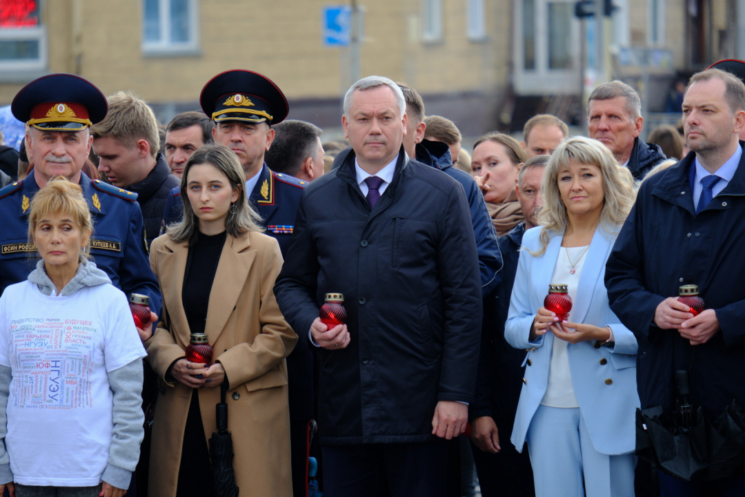 Губернатор Андрей Травников вместе с сотнями новосибирцев почтил память жертв террористического акта в Беслане