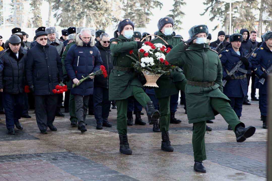Возложение цветов к памятнику Герою Российской Федерации Дмитрию Александровичу Разумовскому