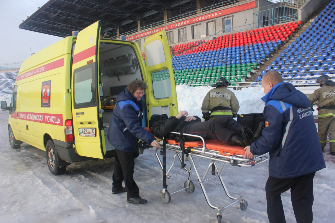 Группа ликвидации последствий террористического акта совместно с группой медицинского обеспечения эвакуирует «пострадавших»