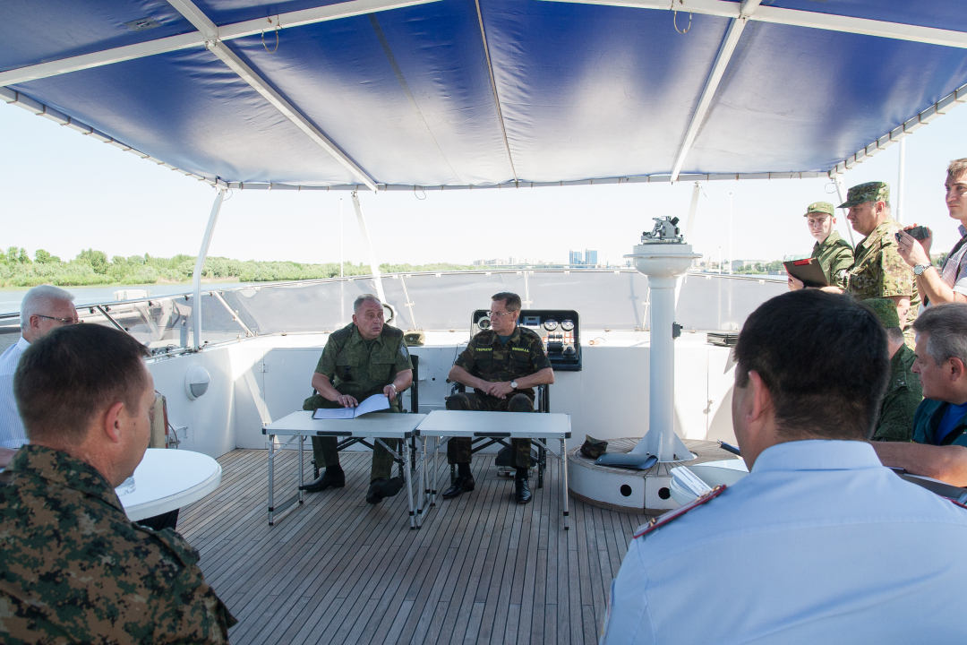 Заседание Оперативного штаба на вспомогательном пункте управления – катере командующего Каспийской флотилией