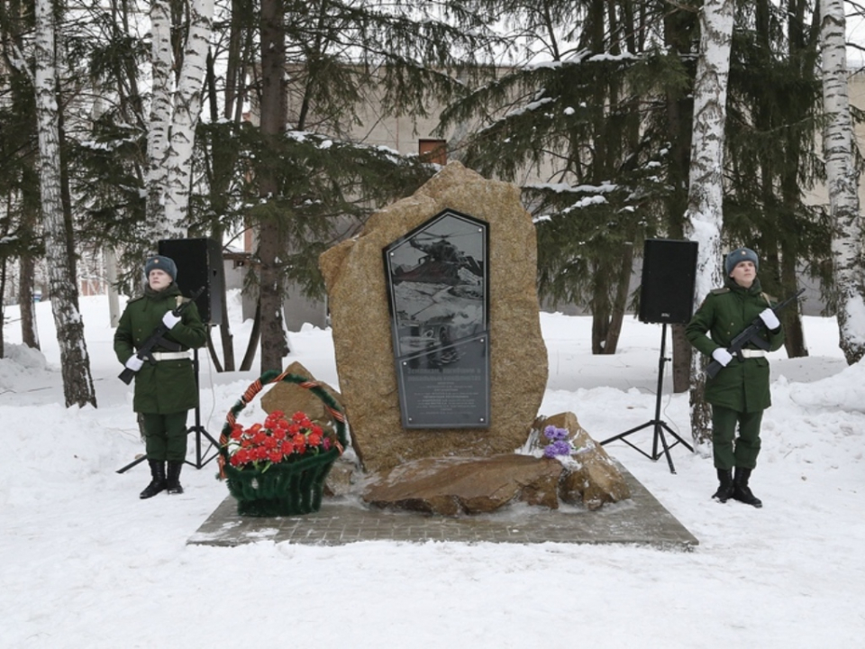 Мемориальная доска, установленная в с. Косиха в память погибшим в локальных конфликтах уроженцах Косихинского района