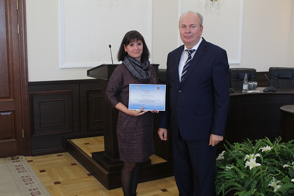 Вручение сертификатов об участии в учебных сборах секретарей муниципальных образований