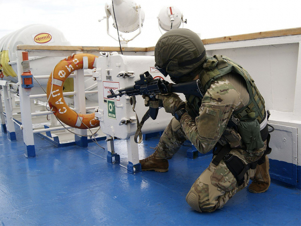 Сотрудник оперативно-боевого подразделения контролирует палубу освобожденного пассажирского теплохода
