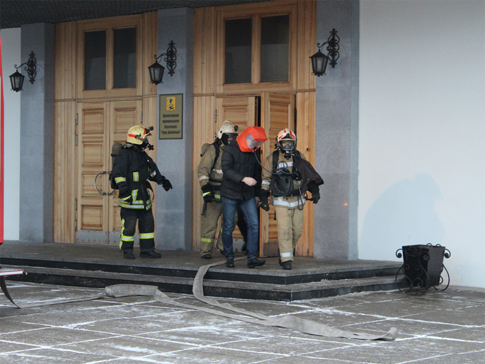 Эвакуация сотрудников мэрии из охваченных пожаром и дымом помещений