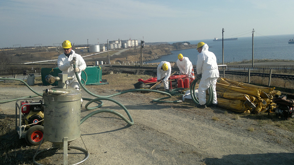 Подготовка оборудования для сбора нефтепродуктов, попавших на почву в результате условного подрыва ёмкости с нефтью