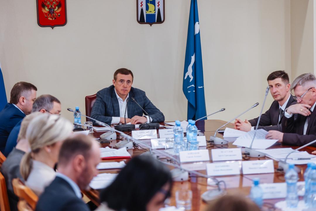 Председатель комиссии Губернатор Сахалинской области Лимаренко В.И. открывает заседание с утверждения повестки и регламента.