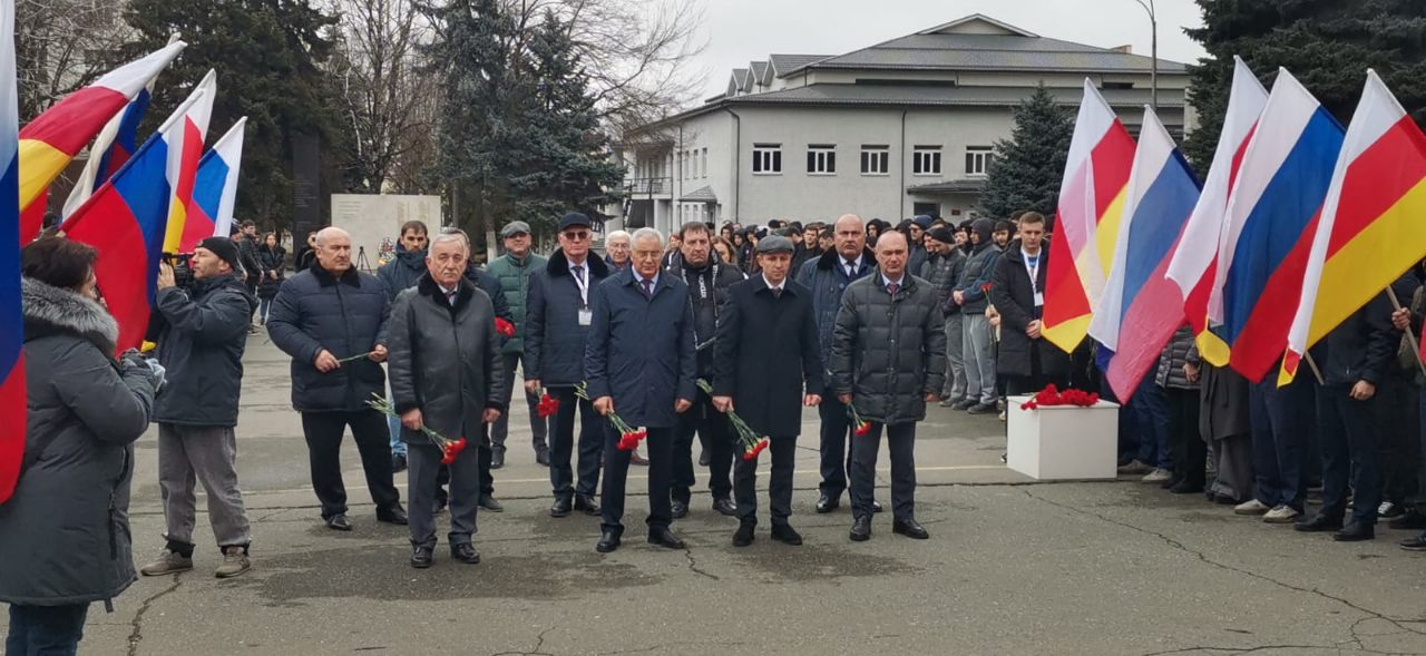 В преддверии празднования Дня защитника Отечества преподаватели и студенты почтили память погибших в зоне СВО