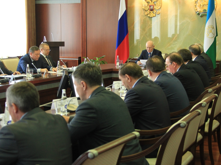 Глава Башкортостана Рустэм Закиевич Хамитов открывает заседание республиканской антитеррористической комиссии