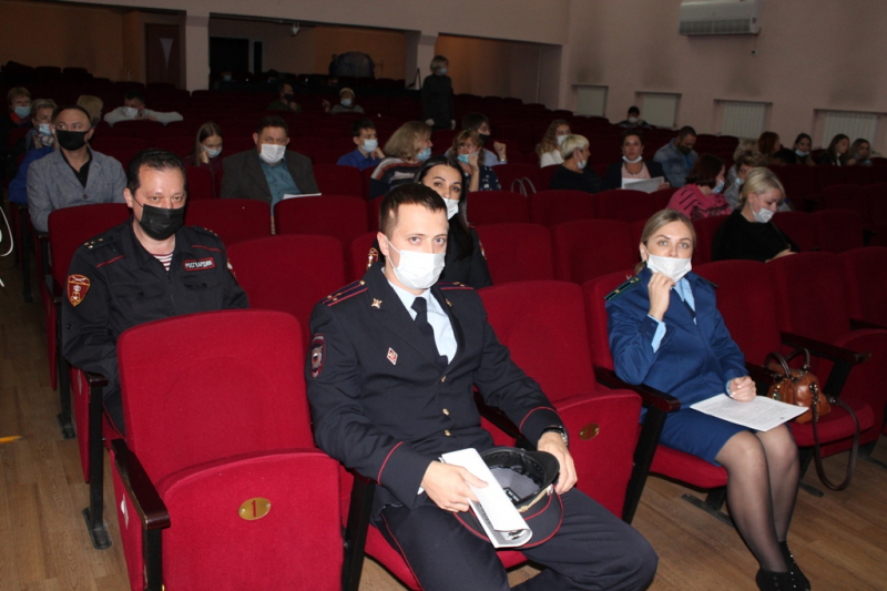 В Находке Приморского края полицейские и общественники организовали интерактивную конференцию "Школа выживания"