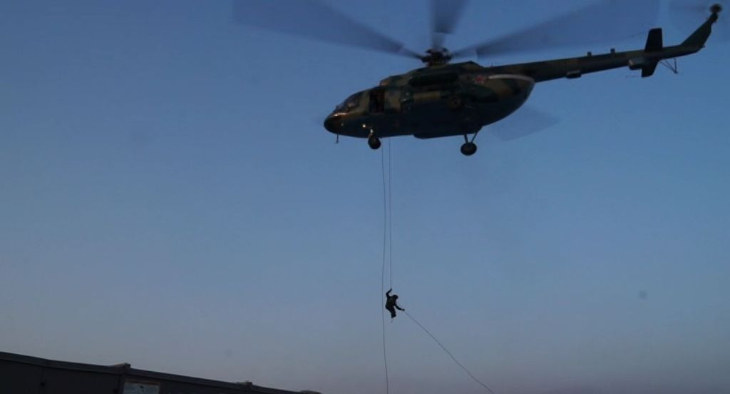 Десантирование сотрудников оперативно-боевого подразделения на крышу здания   ДВФУ