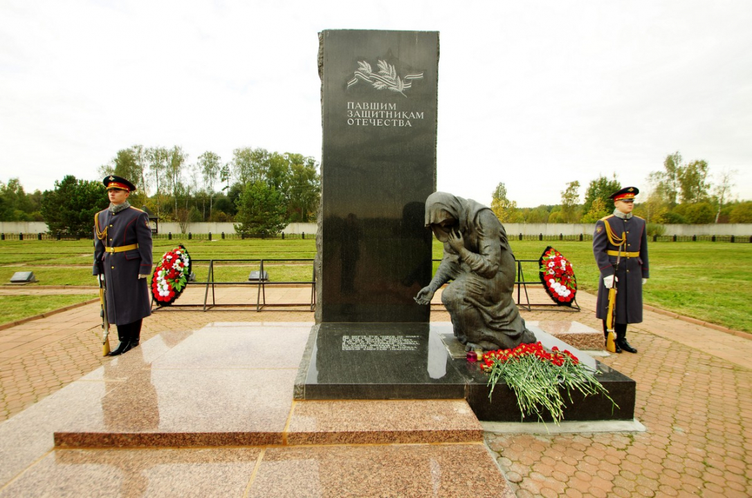 Почетный караул у памятника павшим.