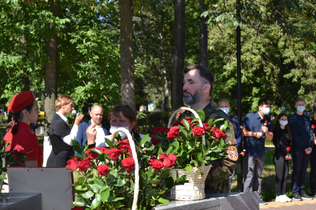 Участники митинга возлагают цветы к Вечному огню
