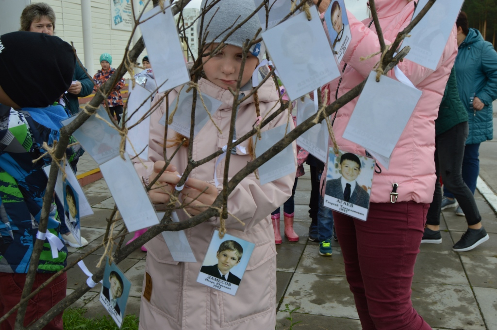 В памятных мероприятиях приняли участие учащиеся и младших классов