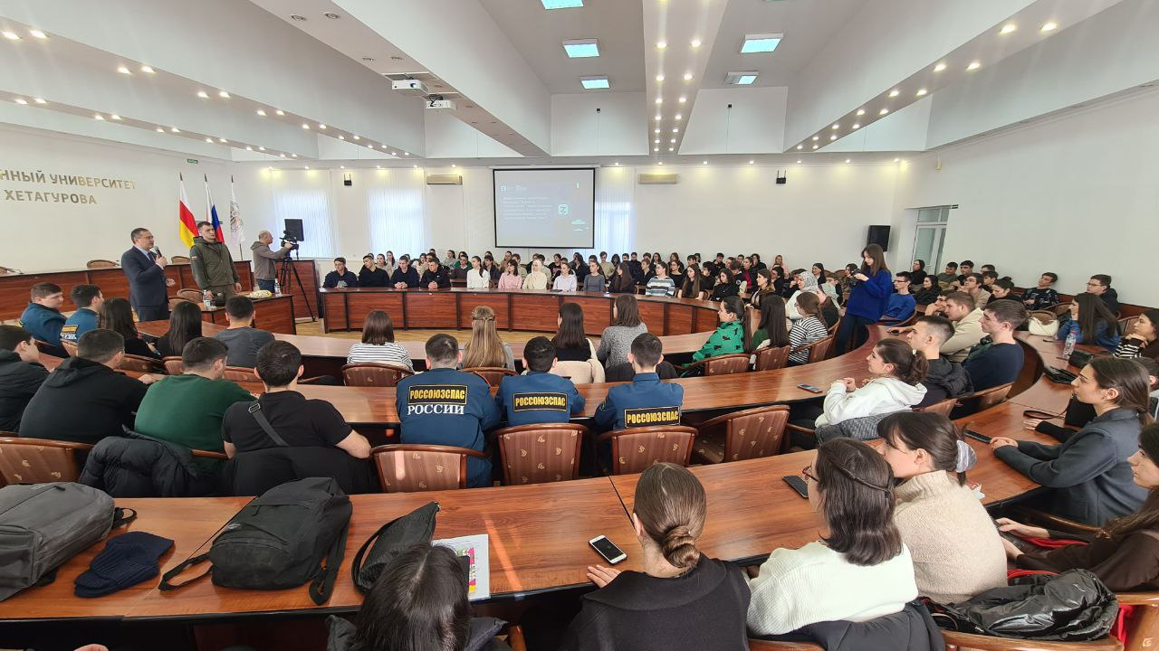 Военный корреспондент Георгий Мамсуров встретился со студентами республики