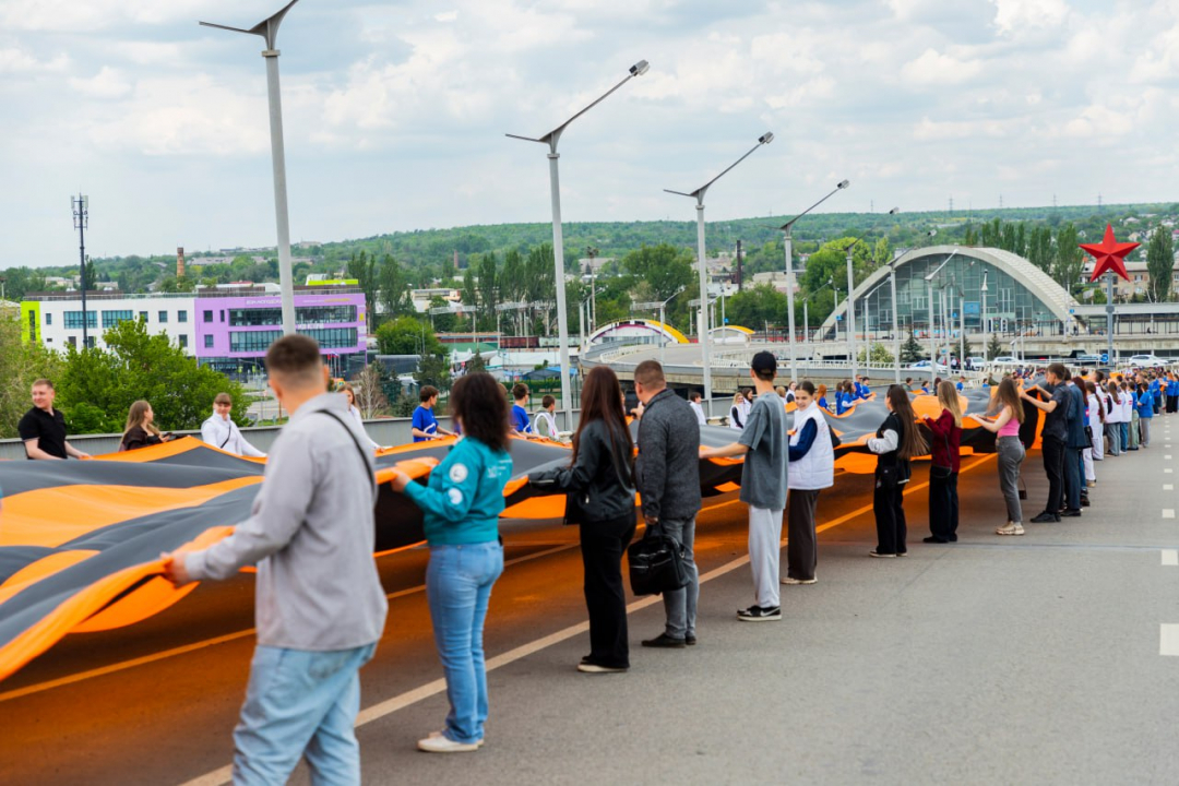 Луганские молодежные активисты развернули 300-метровую георгиевскую ленту в честь Дня Республики