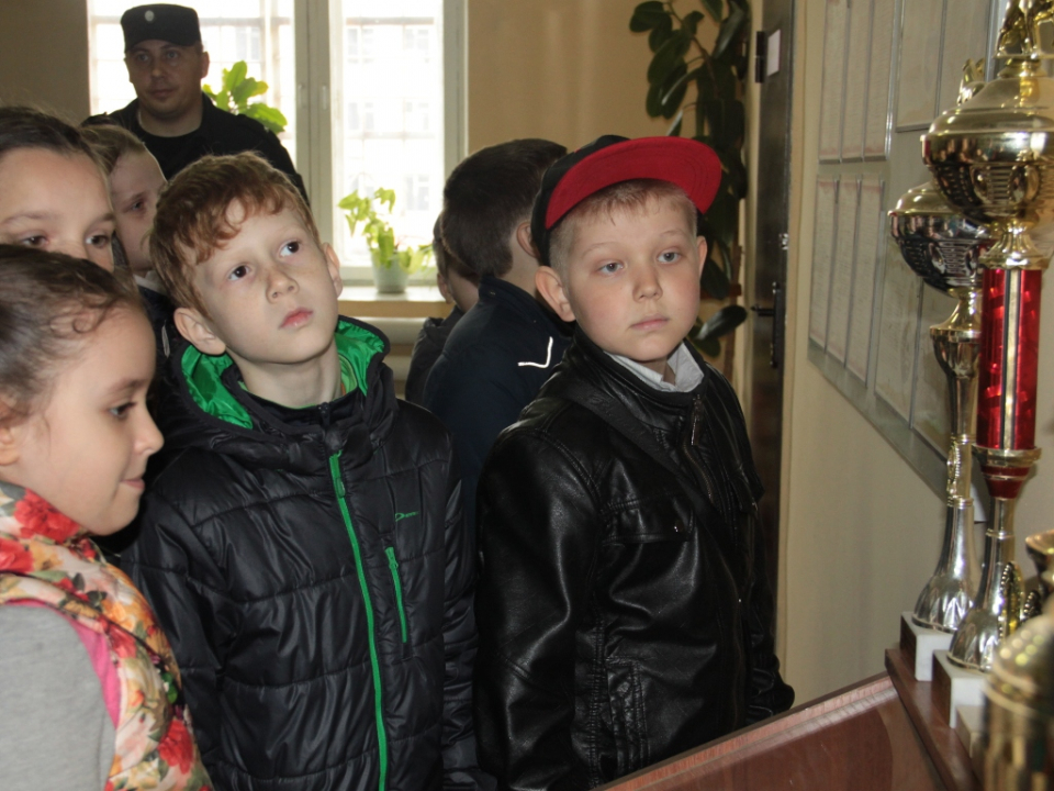 Экскурсия для учащихся младших классов средней школы в отряде ОМОН ГУ МВД России  по Саратовской области