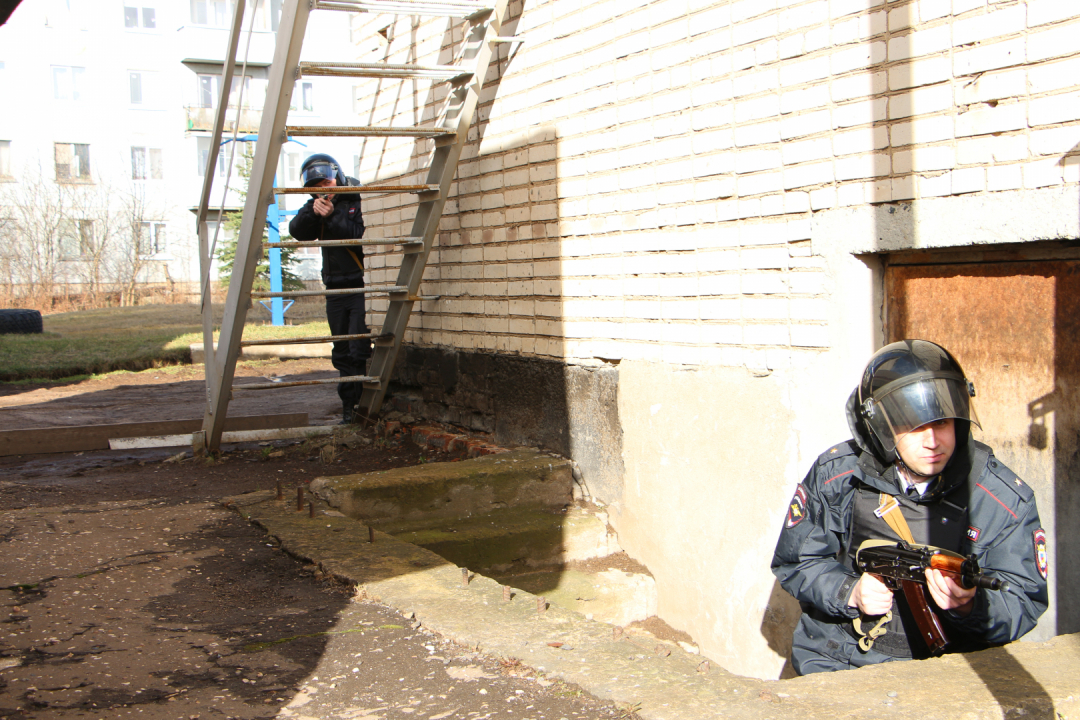 Блокирование объекта учения оперативной группой в Великом Новгороде