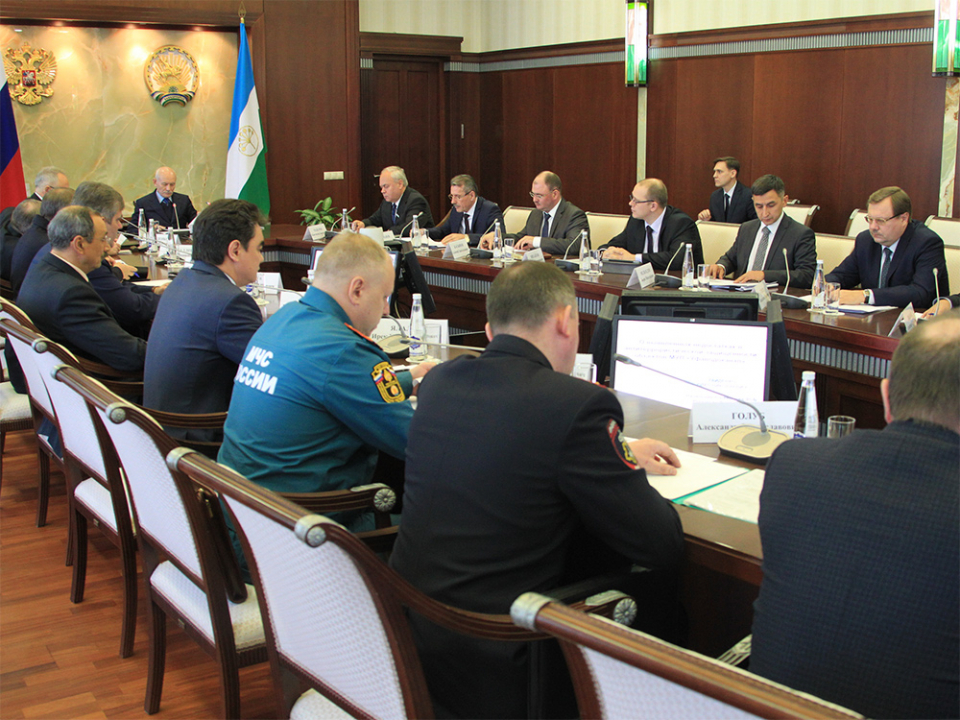 Члены заседания обсуждают доклад главы Администрации городского округа города Уфа Республики Башкортостан Ирека Ишмухаметовича Ялалова