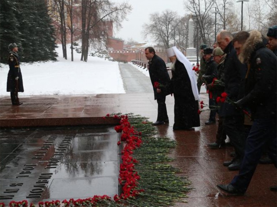 Возложение цветов и венков к Могиле неизвестного Солдата делегацией Московской области