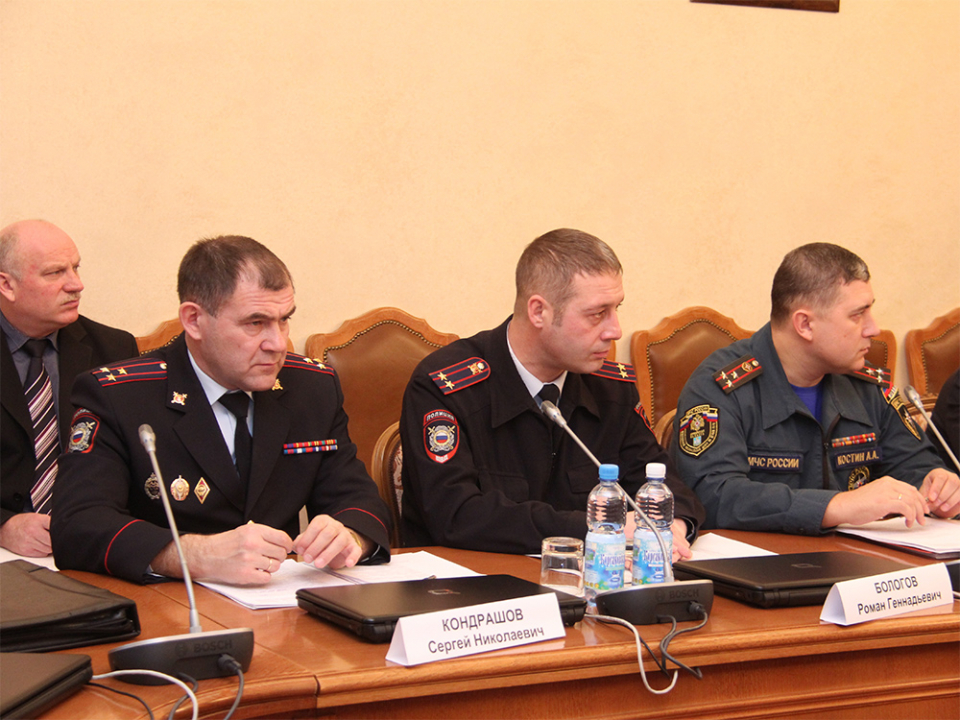 В заседании участвуют представители полиции, в том числе на транспорте и ГУ МЧС России по Орловской области
