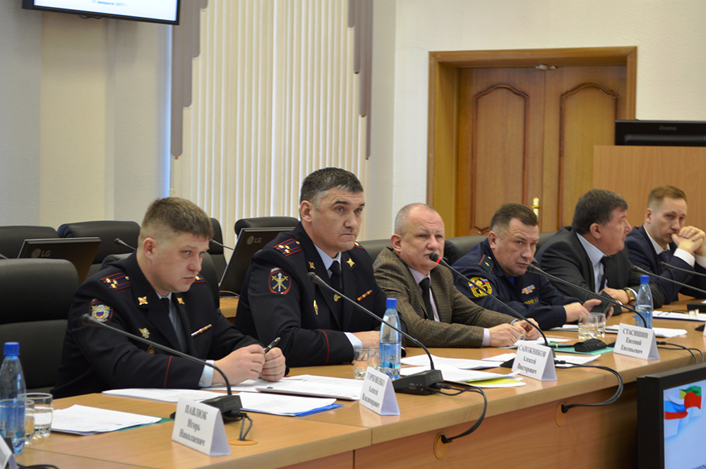 Члены антитеррористической комиссии в обсуждении проекта протокольного решения заседания комиссии