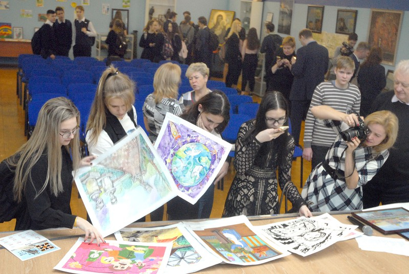 В школе  города Тосно Ленинградской области прошли выставки рисунков детей из мест локальных военных конфликтов