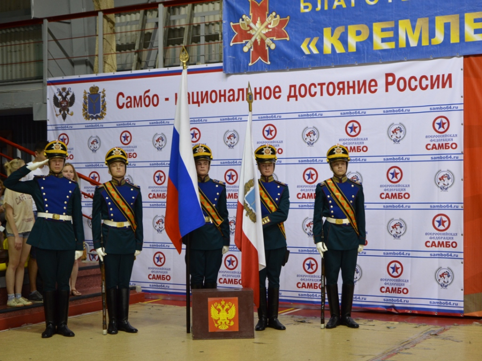 Знаменная группа Президентского полка с флагами России и Саратовской Губернии