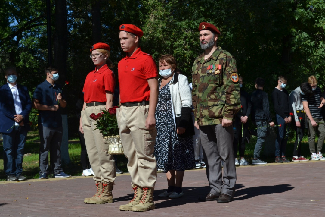 Возложение цветов членами Всероссийского молодежного движения 