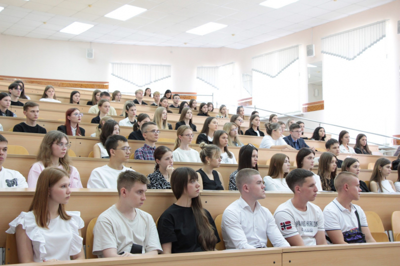 В Брянске полицейские провели со студентами занятие антиэкстремистской направленности