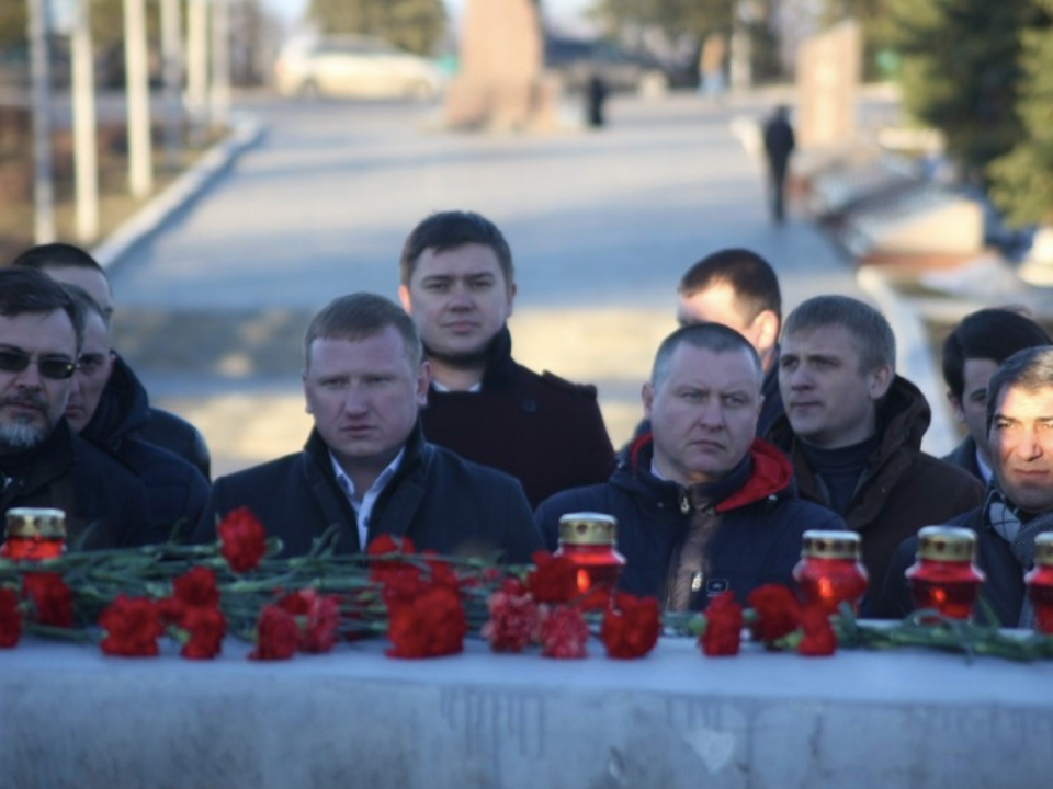Саратовцы возложили цветы в память о жертвах теракта в Питере в Парке Победы