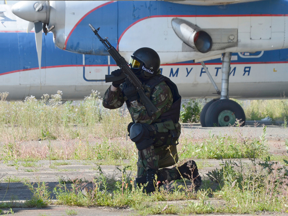 Сотрудники спецподразделений готовятся к штурму самолёта в ходе антитеррористического тактико-специального учения «Метель – Набат 2018»