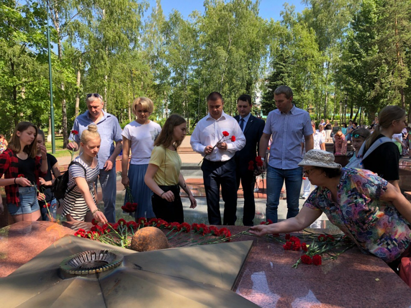 Возложение цветов к памятнику погибших воинов