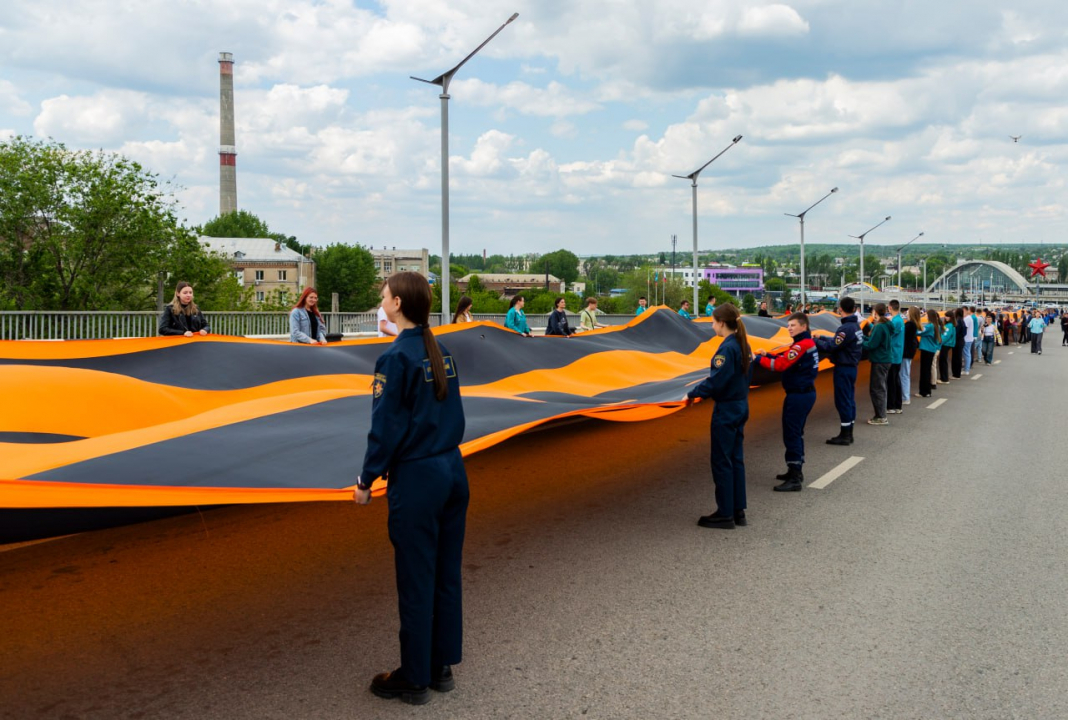 Луганские молодежные активисты развернули 300-метровую георгиевскую ленту в честь Дня Республики