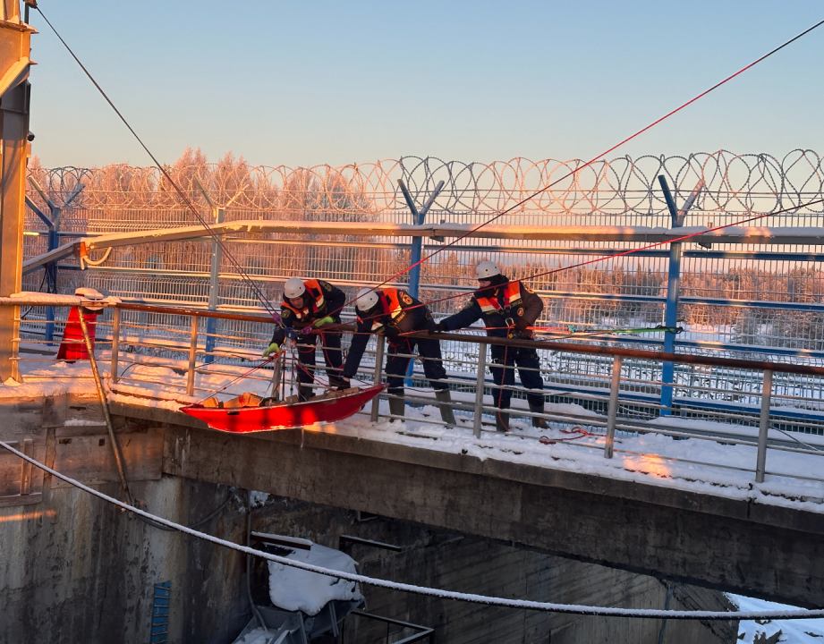 Проведение аварийно-спасательных работ(поднятие пострадавшего из створа ГЭС)