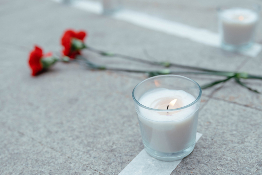 В знак солидарности в борьбе с терроризмом и в память обо всех его жертвах участники акции зажгли свечи и возложили цветы.