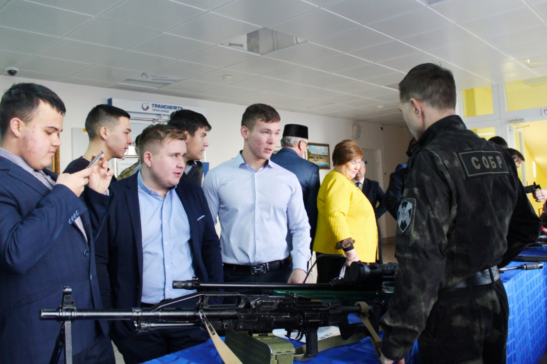 Сотрудники Управления Росгвардии по Чувашской Республики демонстрируют вооружение, применяемое при контртеррористических операциях