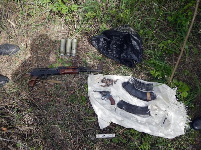 В Дагестане обнаружены три бандитских тайника с большим количеством боеприпасов, оружием и взрывчаткой