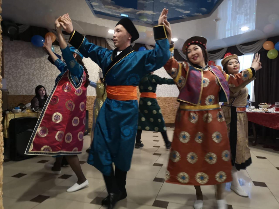 Танцевальное выступление представителей Магаданской областной общественной организации «Бурятское землячество «Байкал»