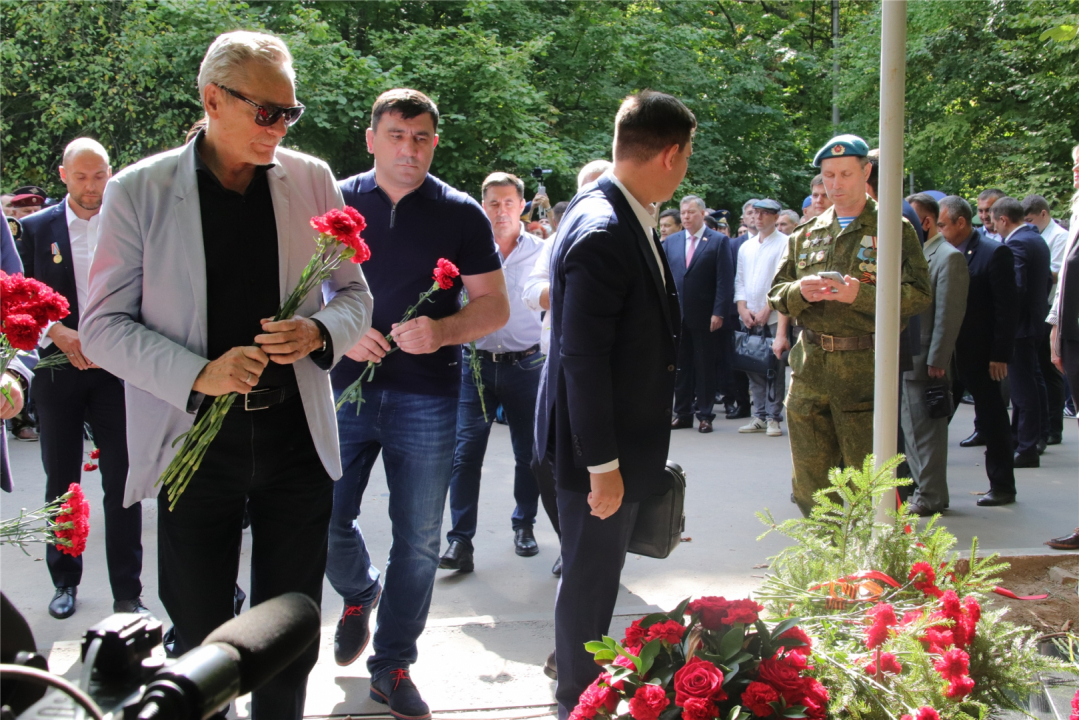 Память погибших почтил народный артист РСФСР Михайлов Александр Яковлевич.