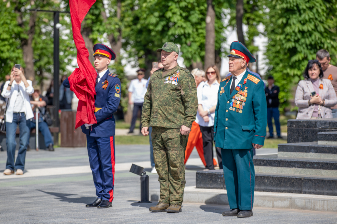 Торжественное возложение цветов к Пилону Славы и Могиле Неизвестного Солдата в ЛНР