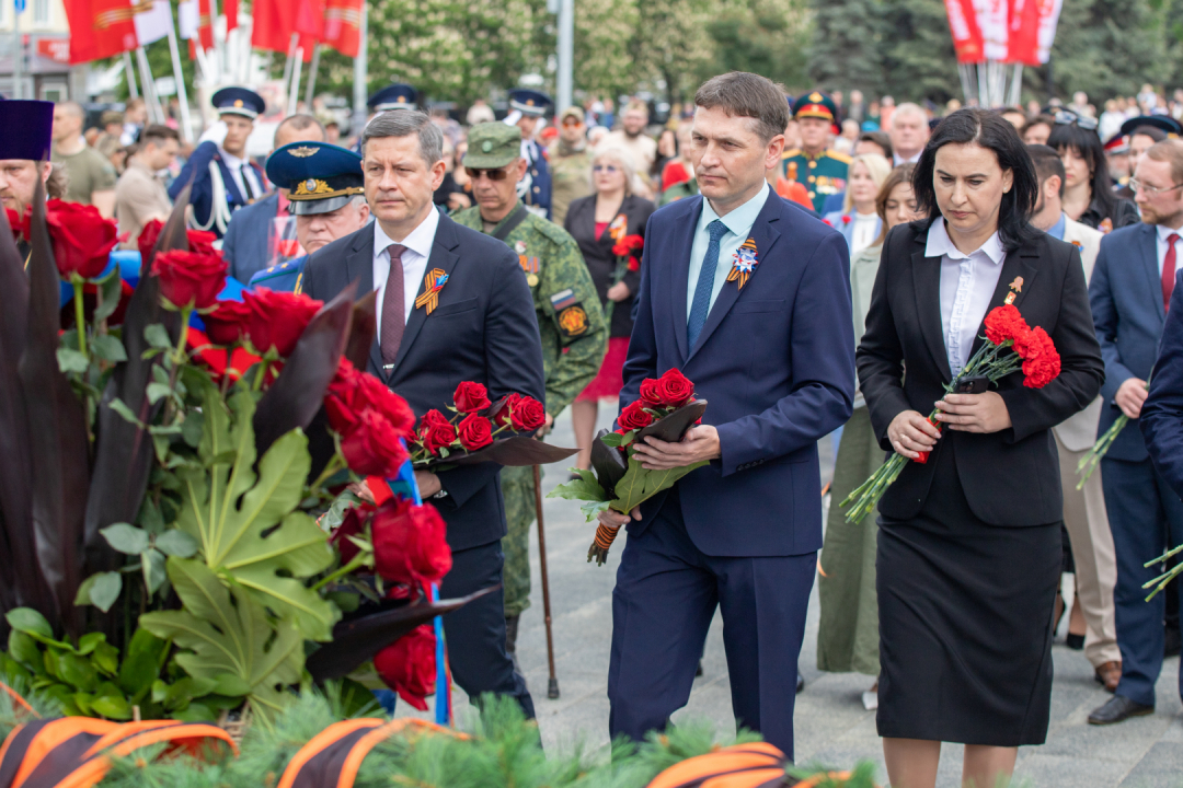 Торжественное возложение цветов к Пилону Славы и Могиле Неизвестного Солдата в ЛНР