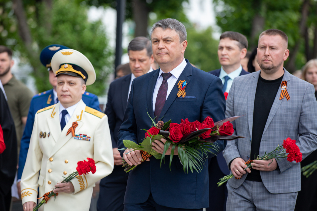 Торжественное возложение цветов к Пилону Славы и Могиле Неизвестного Солдата в ЛНР