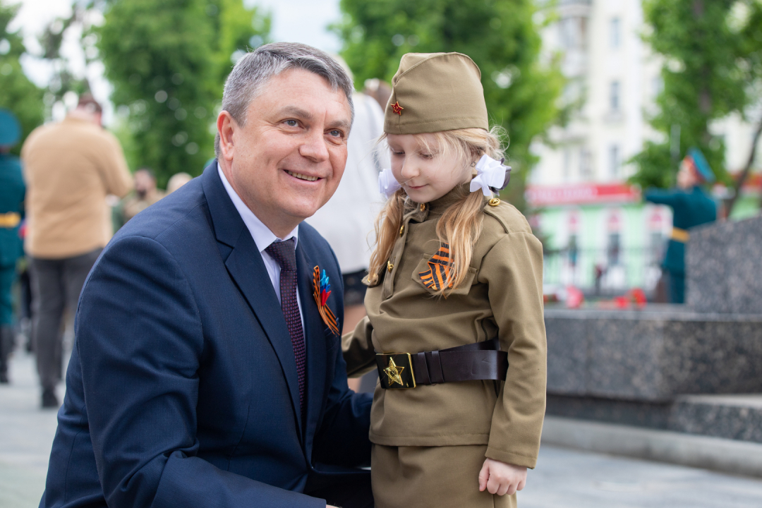Торжественное возложение цветов к Пилону Славы и Могиле Неизвестного Солдата в ЛНР