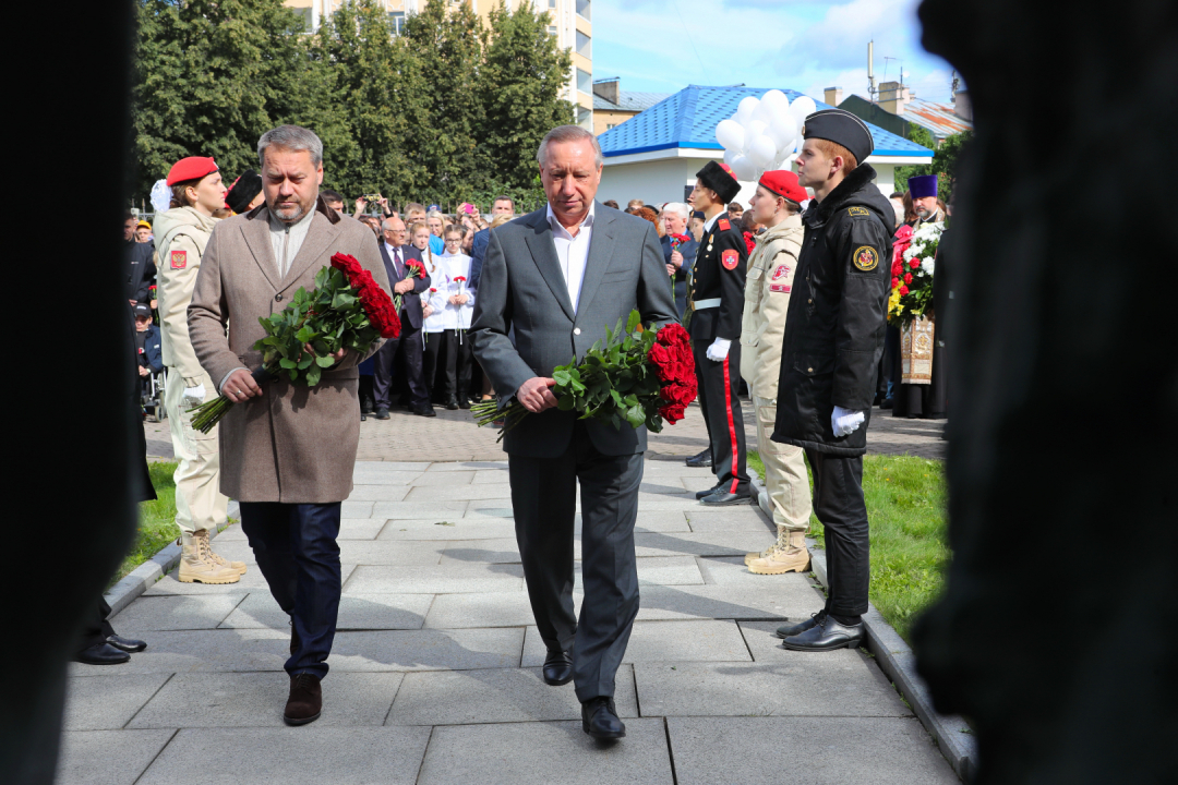 В Санкт-Петербурге к монументам «Детям Беслана» и «Воинам, погибшим на Кавказе» возложили цветы