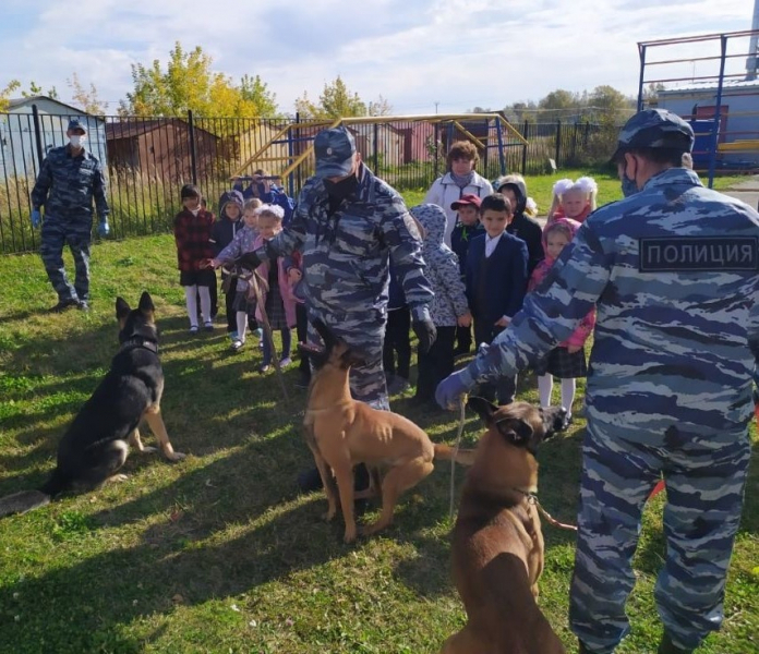Полицейские и общественники Дмитровского городского округа провели со школьниками урок по безопасности