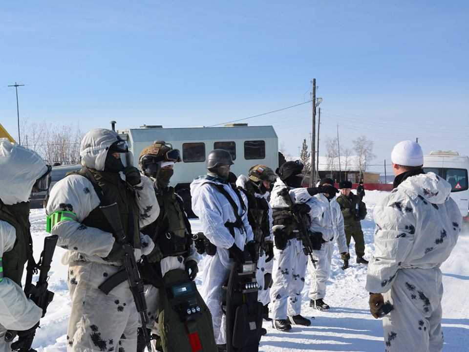 Сотрудники оперативно-боевого подразделения получают указания руководителя группы по действиям при штурме.
