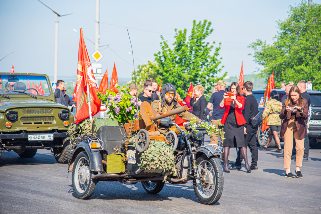 В Луганске прошел автопробег в честь 80-летия Великой Победы