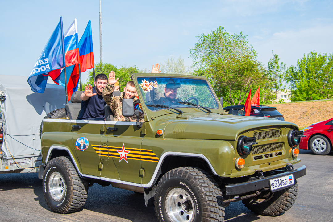 В Луганске прошел автопробег в честь 80-летия Великой Победы
